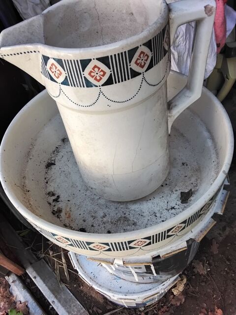 Bassine  et  bros. En  porcelaine.  Ancien 30 Saint-Pierre-du-Mont (40)