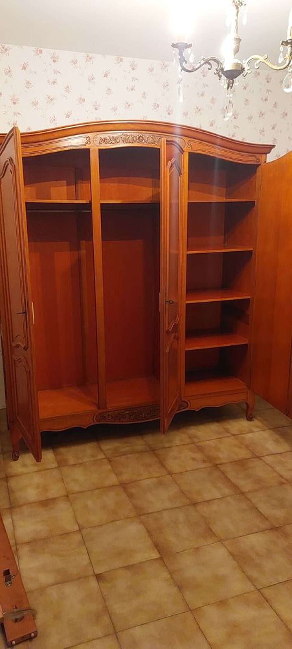 Chambre &agrave; coucher compl&egrave;te en merisier Meubles