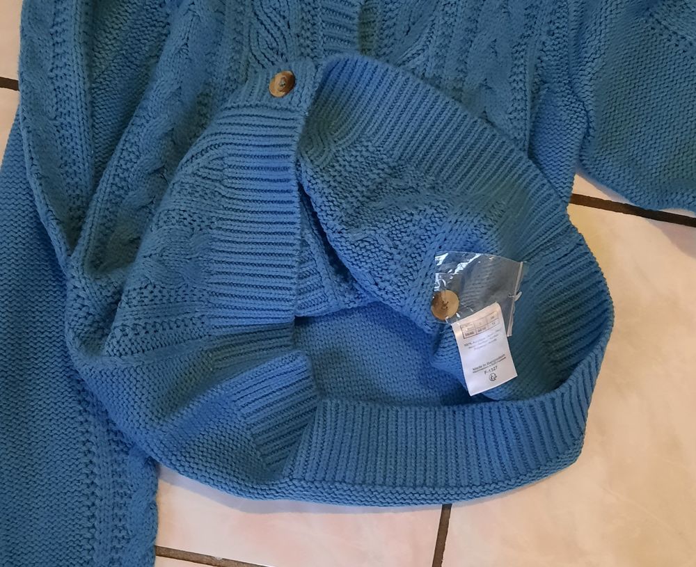 Gilet pull belle couleur bleu &agrave; motifs T 38 - 40 ou 40 neuf Vêtements