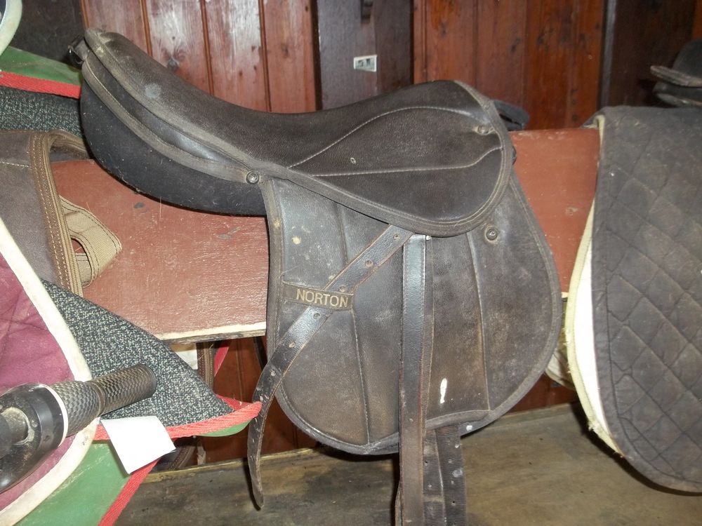 Selles cheval 17.5 tout cuir tr&egrave;s bon &eacute;tat et selle poney Sports