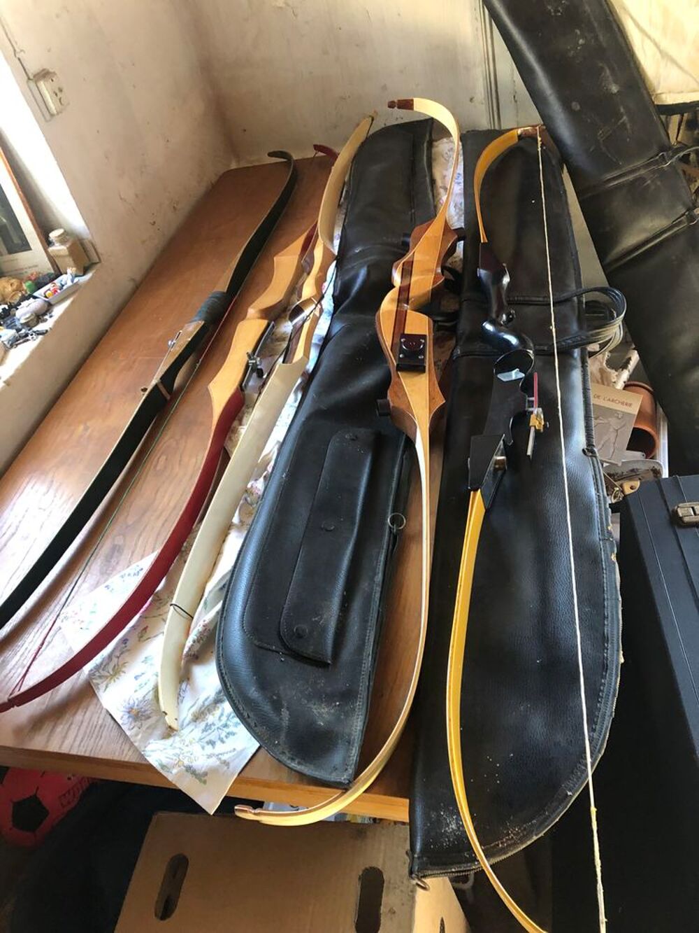 Lot de 9 arcs et accessoires de comp&eacute;tition Sports