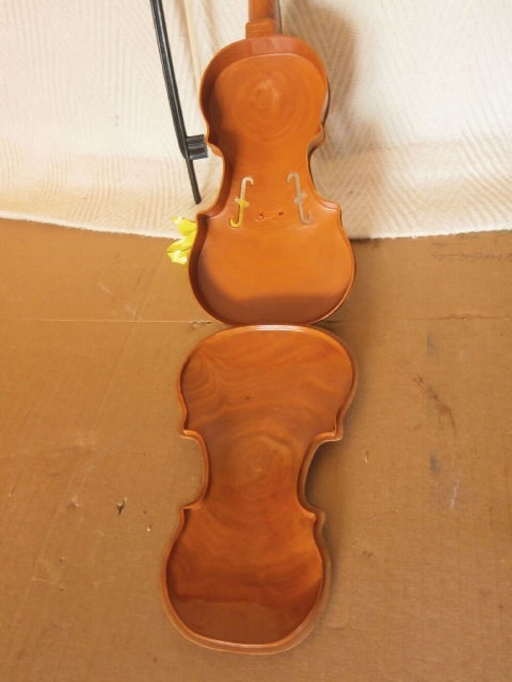 Petit violon en plastique avec boite &agrave; secrets Décoration