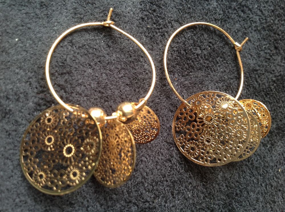 BOUCLES OREILLES DOR&Eacute;E RONDE FLEURS ANNEAU 3 TAILLES Envoi P Bijoux et montres
