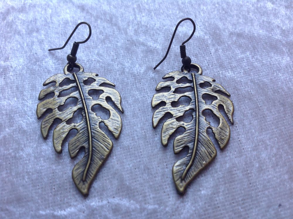 BOUCLES D'OREILLES FEUILLES AJOUR&Eacute;ES Envoi Possible
Bijoux et montres