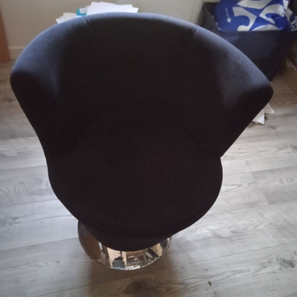 Grand Fauteuil pivotant noir 360&deg; pied inox il fait 78 cm Meubles