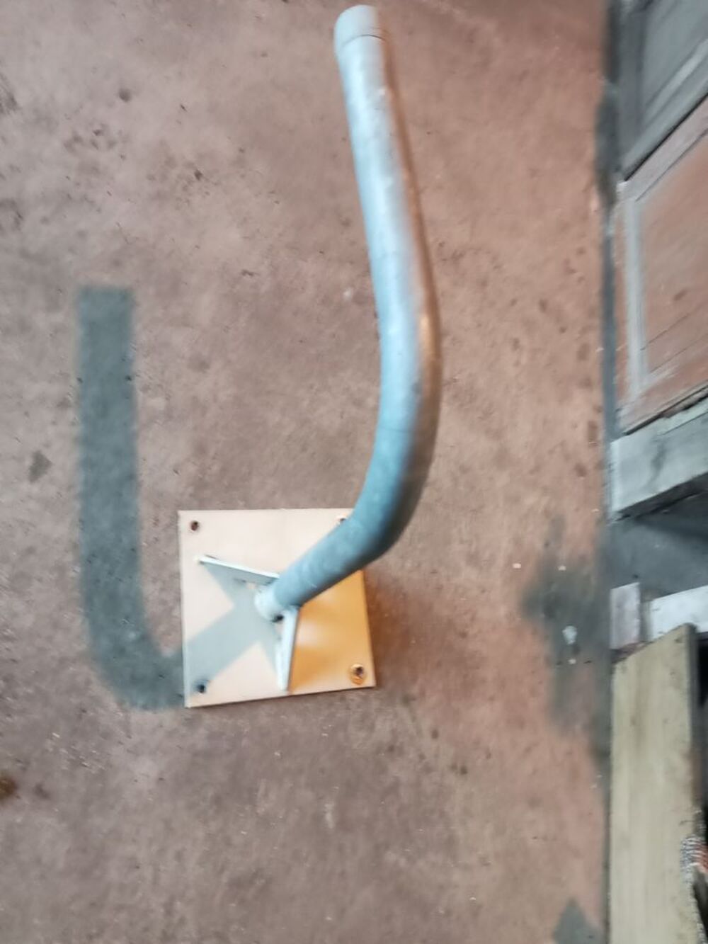 Support mural galvanis&eacute; pour antenne t&eacute;l&eacute; Bricolage