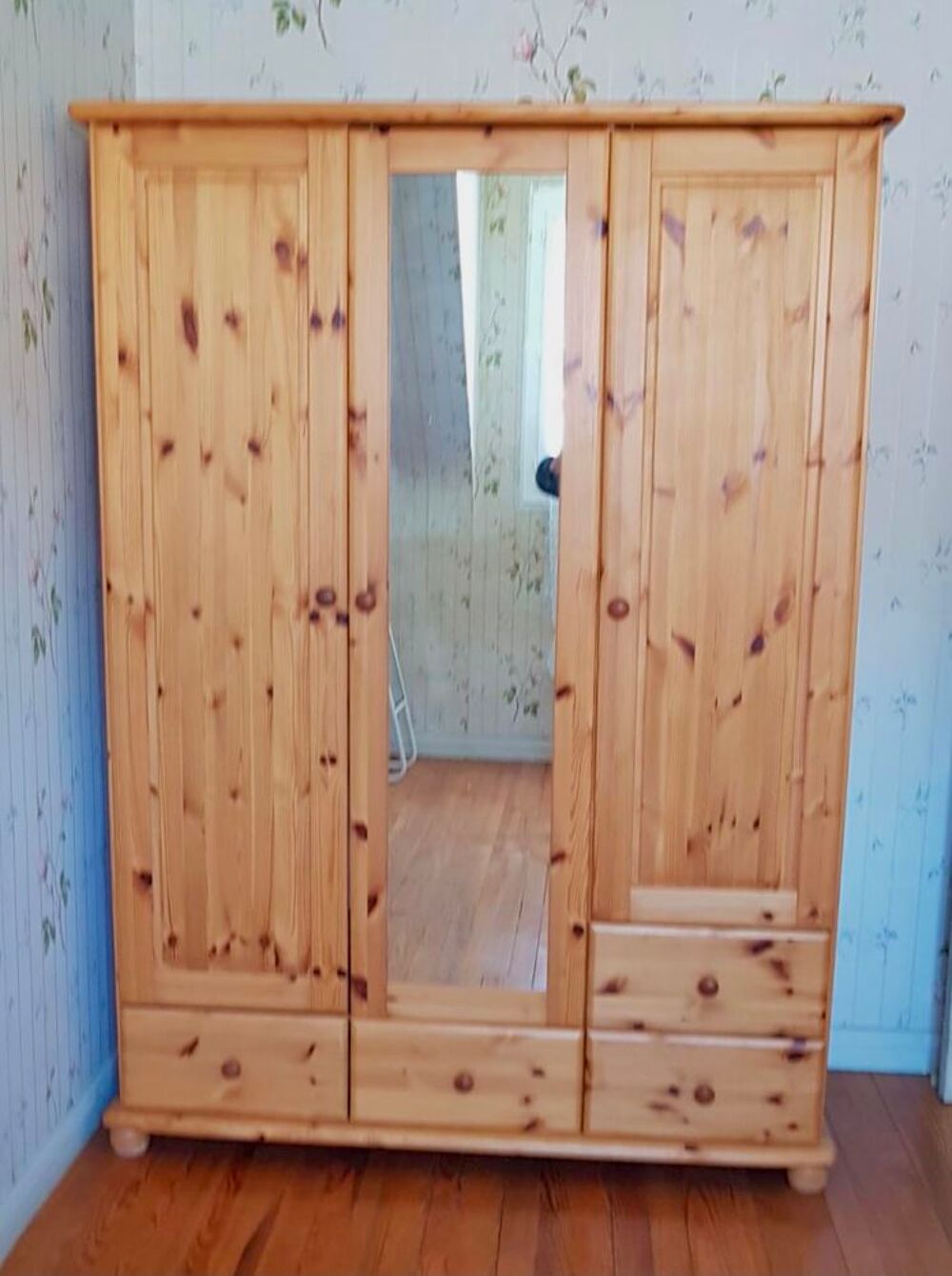 Armoire en pin massif Meubles