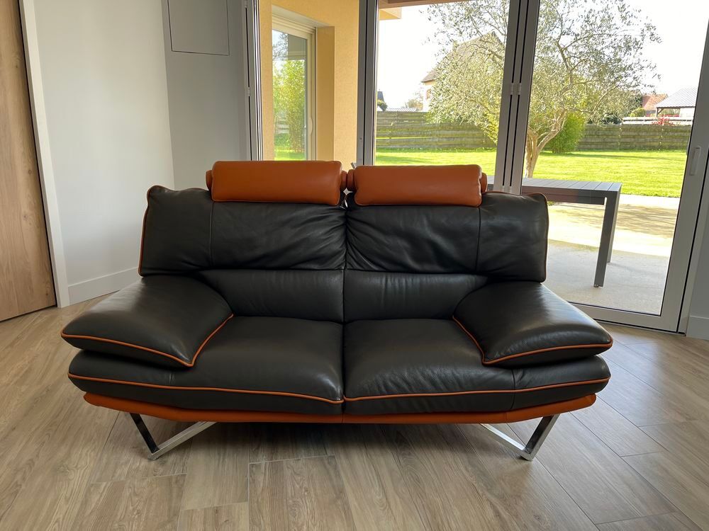2 Canap&eacute;s cuir Marron et orange ch&acirc;teau d'Ax
500€ les deux Meubles