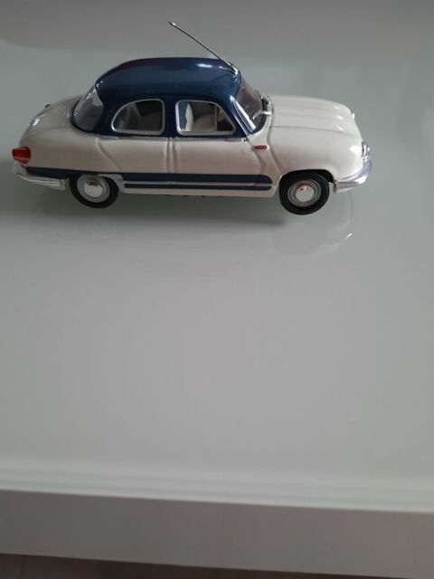 Panhard Dina Z 
Echelle : 1/43ème
10 Sainte-Luce-sur-Loire (44)