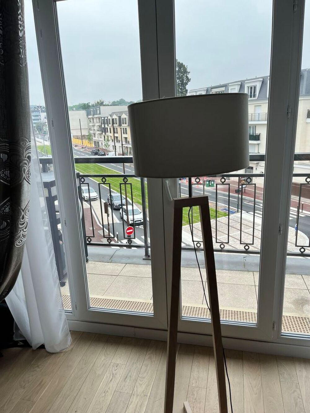 Lampadaire bois et abat jour blanc Dcoration
