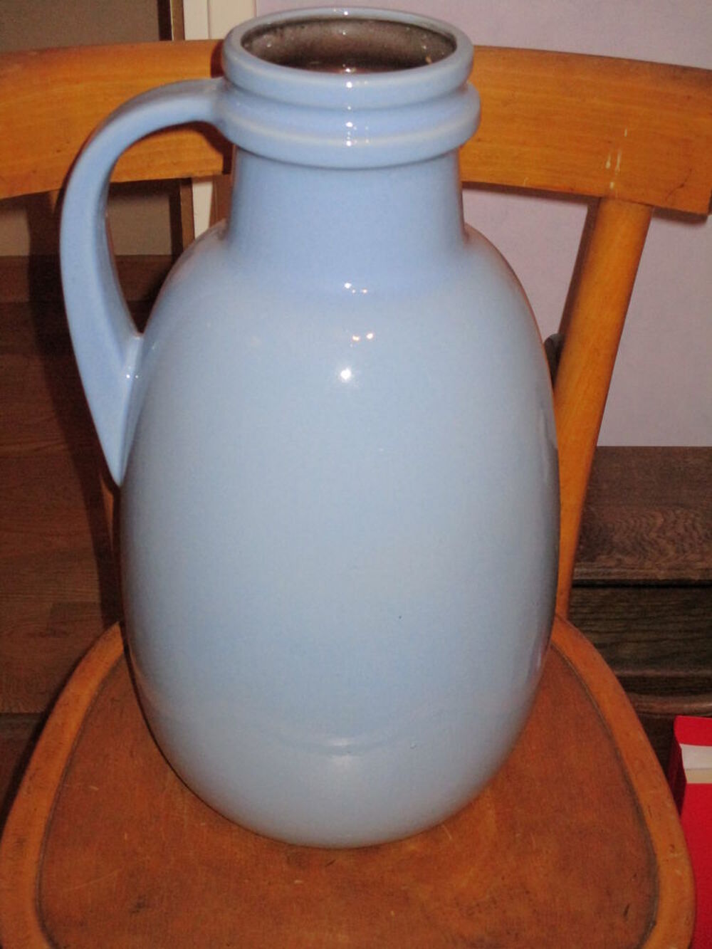 beau pot en gr&egrave;s bleu et fleurs blanches sur le devant Décoration