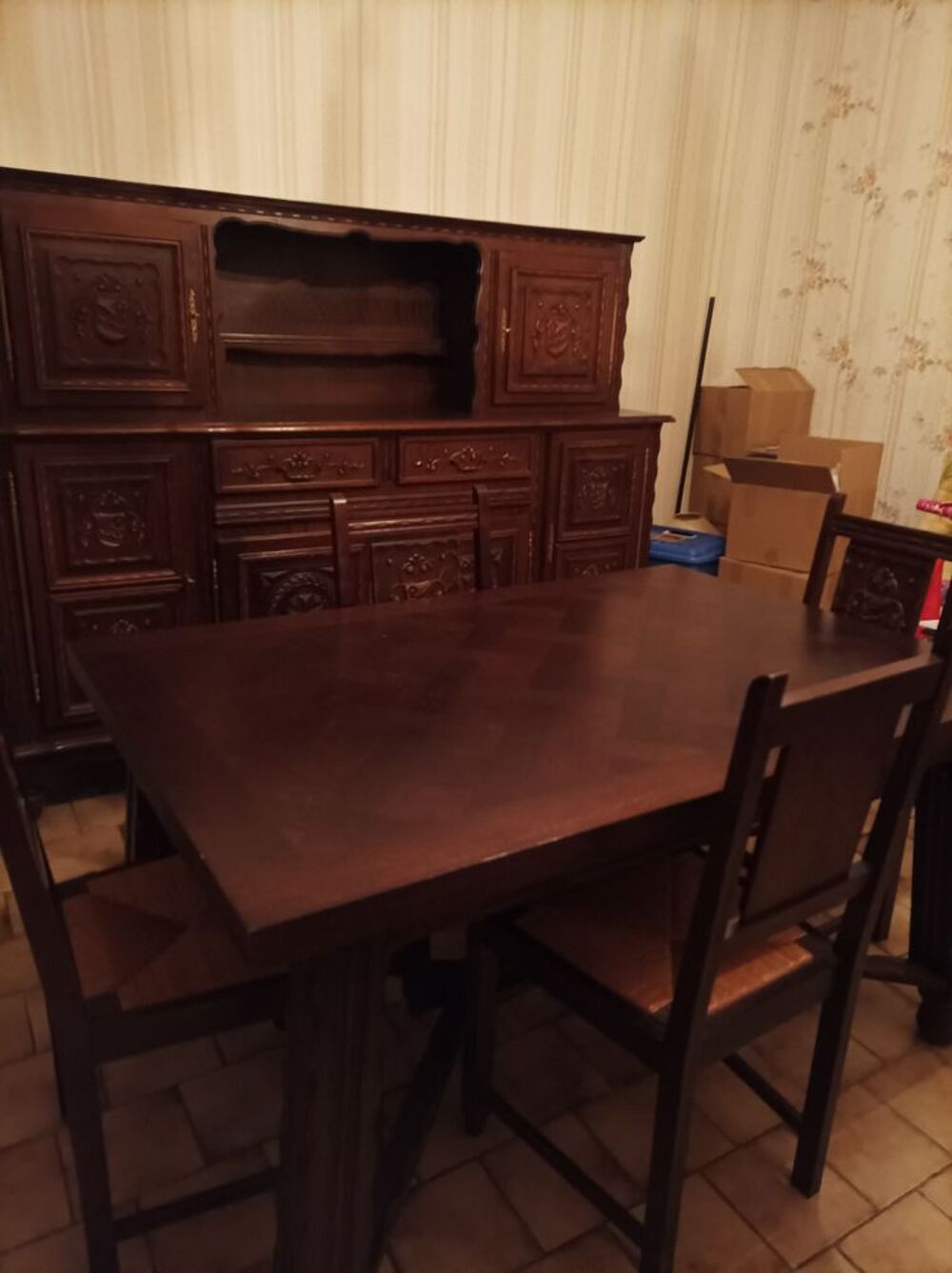 Donne salle &agrave; manger : vaisselier, table + 4 chaises Meubles