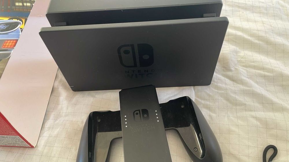 Nintendo switch avec Mario kart et 2 autre jeux et une mannete Consoles et jeux vidéos