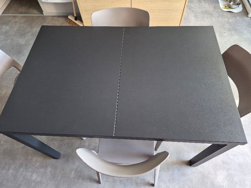 Table salle &agrave; manger. Meubles