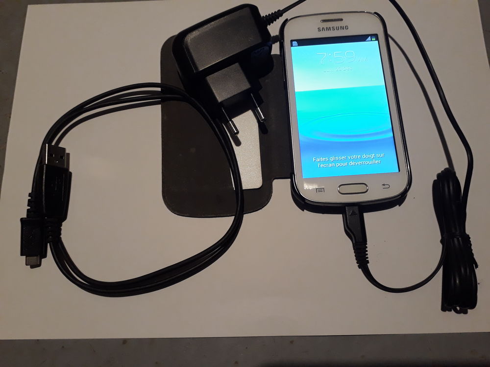 T&eacute;l&eacute;phone portable Samsung Galaxy GT-S7 390G Tlphones et tablettes