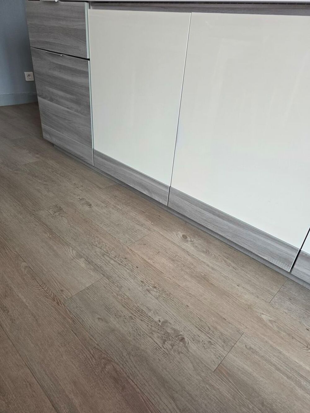 Meuble de sale &agrave; mang&eacute; tre&szlig; bon etat 4 ported et 1 tiroir Meubles