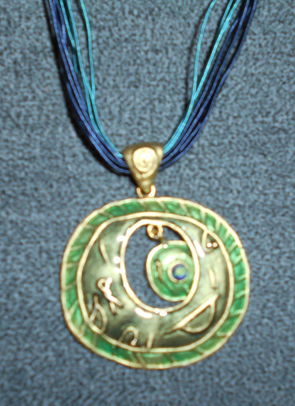 collier liens bleu &amp; pendentif m&eacute;tal rond vert, neuf Bijoux et montres