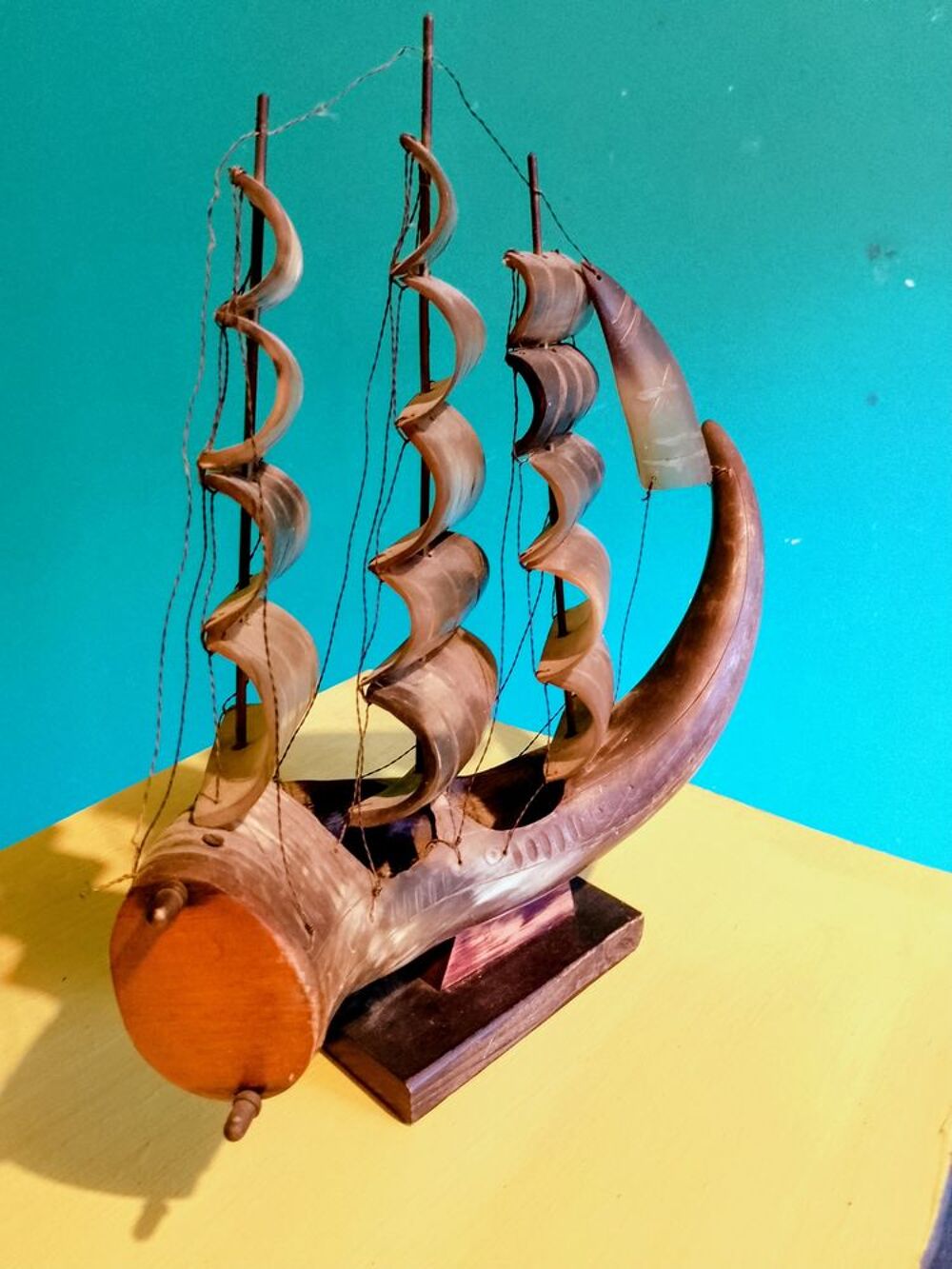 Ancien bateau en corne v&eacute;ritable 