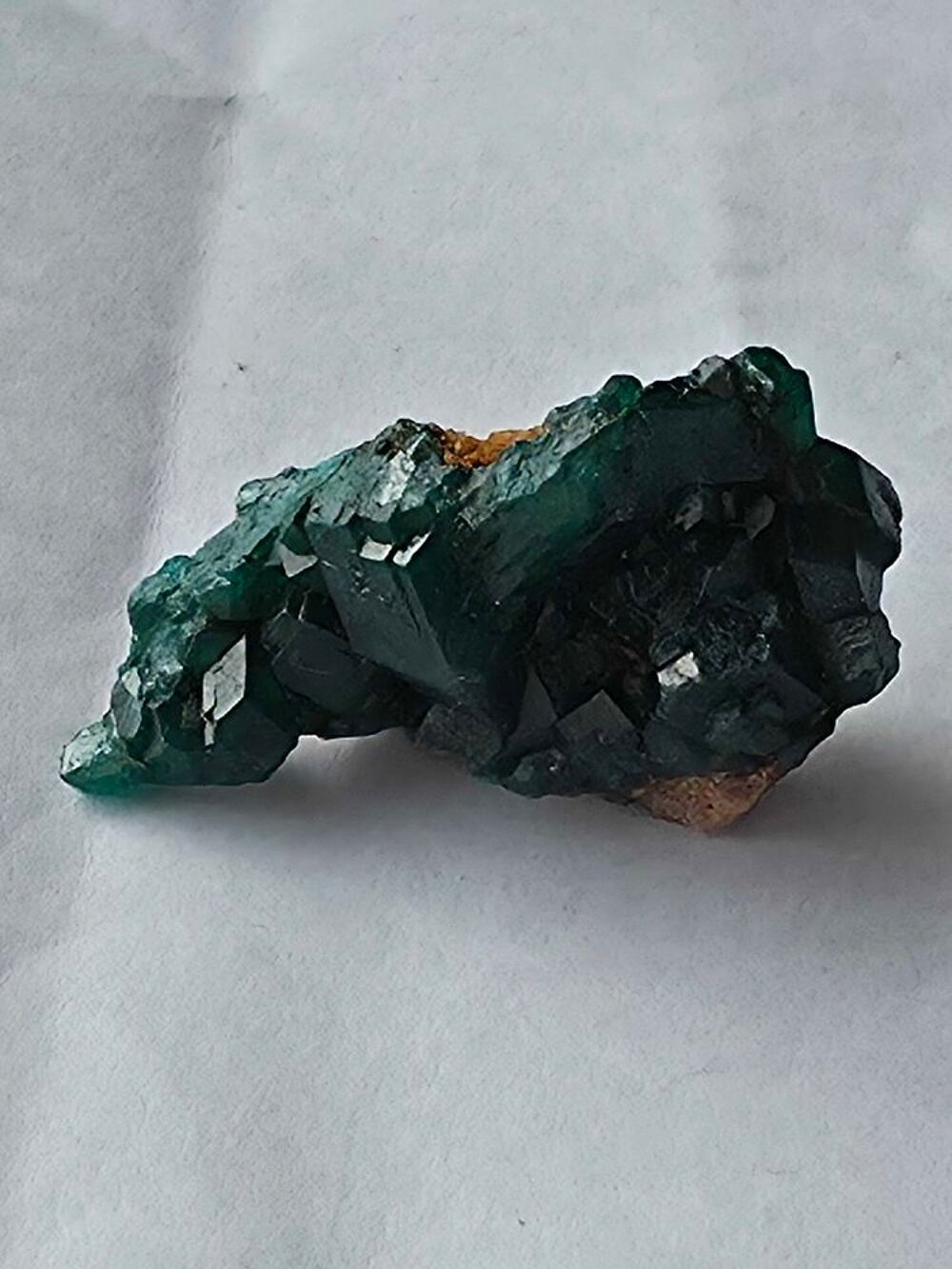 Sp&eacute;cimen de Dioptase v&eacute;ritable sur roche-Collection &amp; Lithoth&eacute;rapie 
