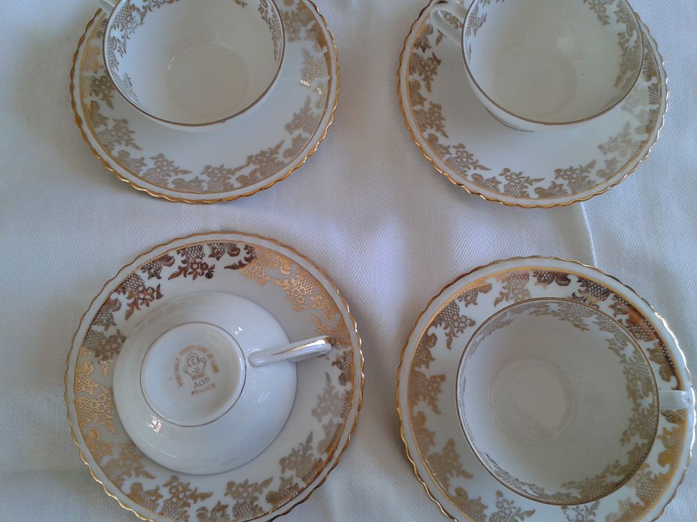 4 tasses &agrave; caf&eacute; en porcelaine blanche et dor&eacute;e anciennes Cuisine