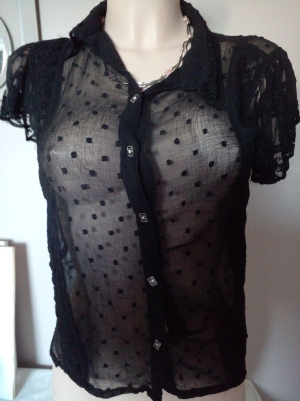 Tr&egrave;s jolie chemisier en voile de couleur noir Vêtements