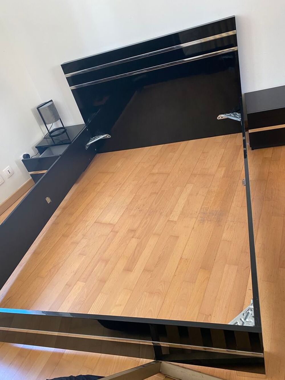 Lit 140x190 noir avec ses deux tables de chevet Meubles