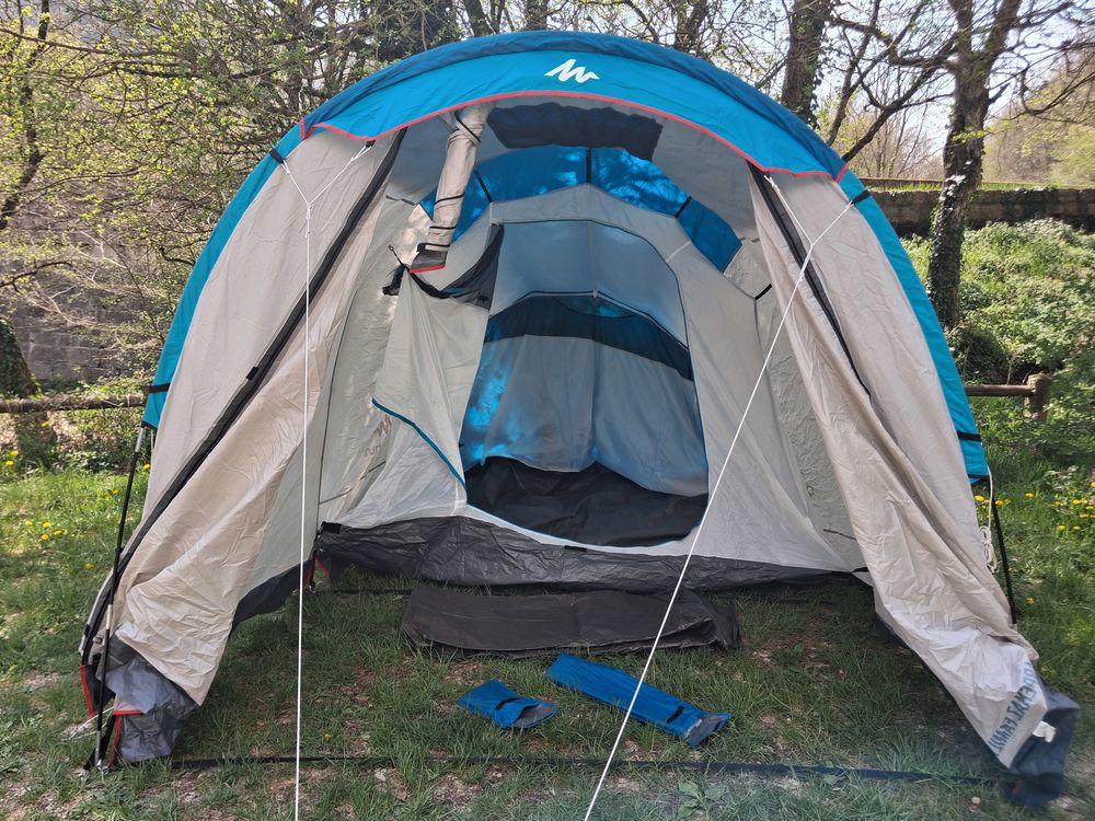 Tente de camping compl&egrave;te. Sports