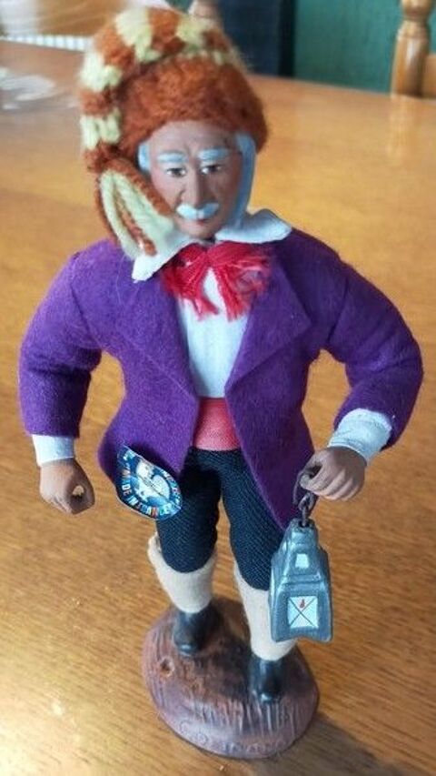 figurine � la lanterne Fran�aise de 21cm
3 Mirecourt (88)