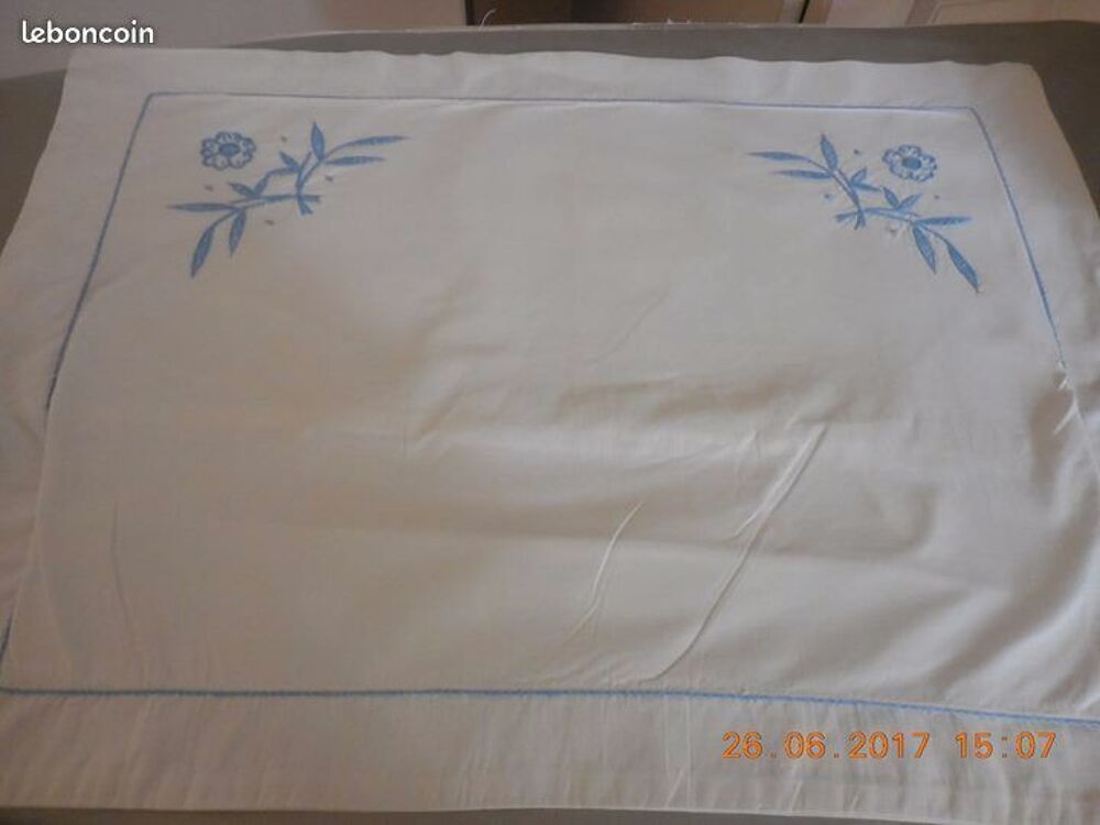 drap de berceau et son oreiller Puériculture