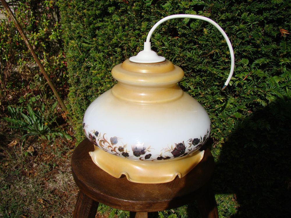 Suspension en opaline vintage ann&eacute;es 1970
Décoration
