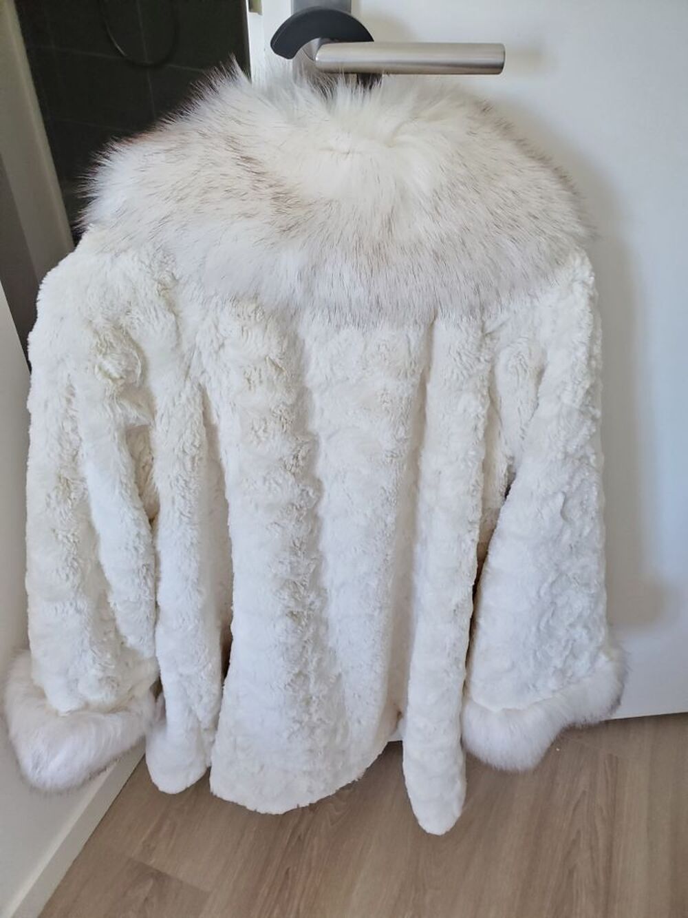 de diff&eacute;rentes vestes.
50&amp;euro; / 18&amp;euro;/15&amp;euro; V�tements