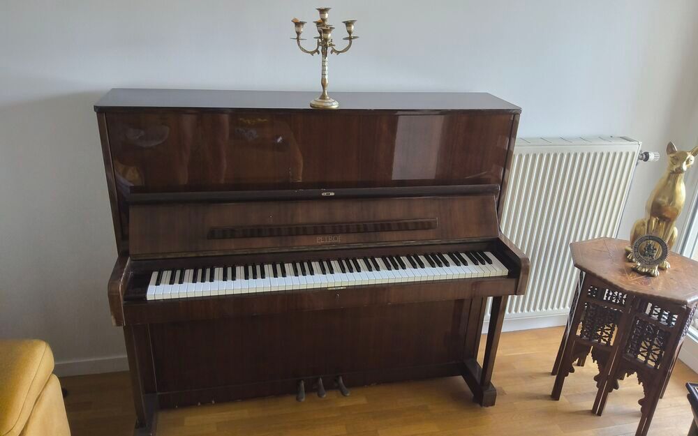 Piano droit PETROF - Fin des ann&eacute;es 1980 - Bon &eacute;tat
Instruments de musique