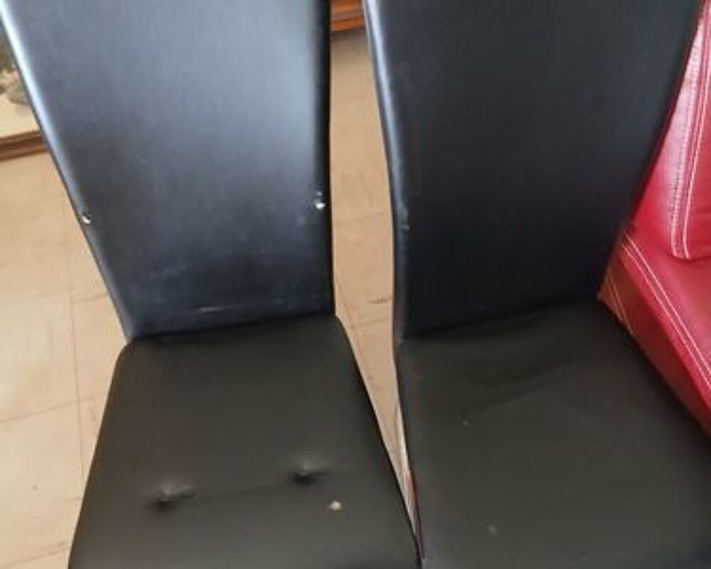 2 chaises en cuir en etat Décoration