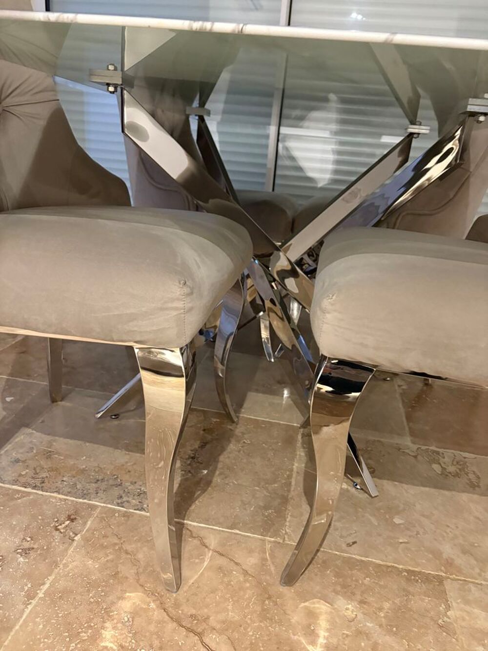 Table effet marbre et 4 chaises velours Meubles