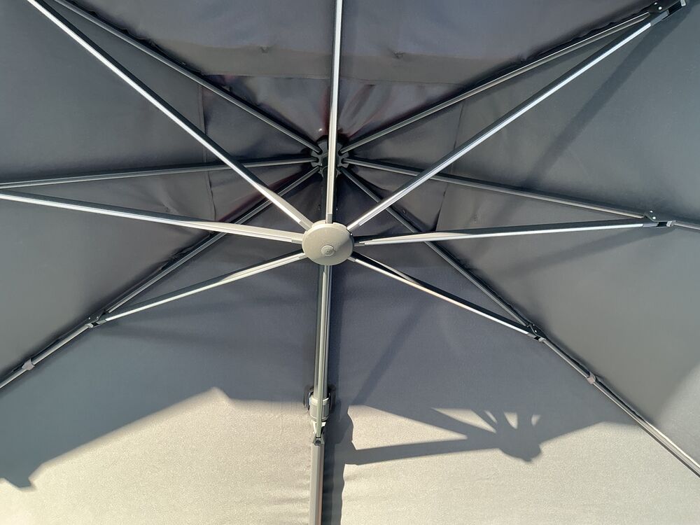 Grand parasol tr&egrave;s bon &eacute;tat Jardin