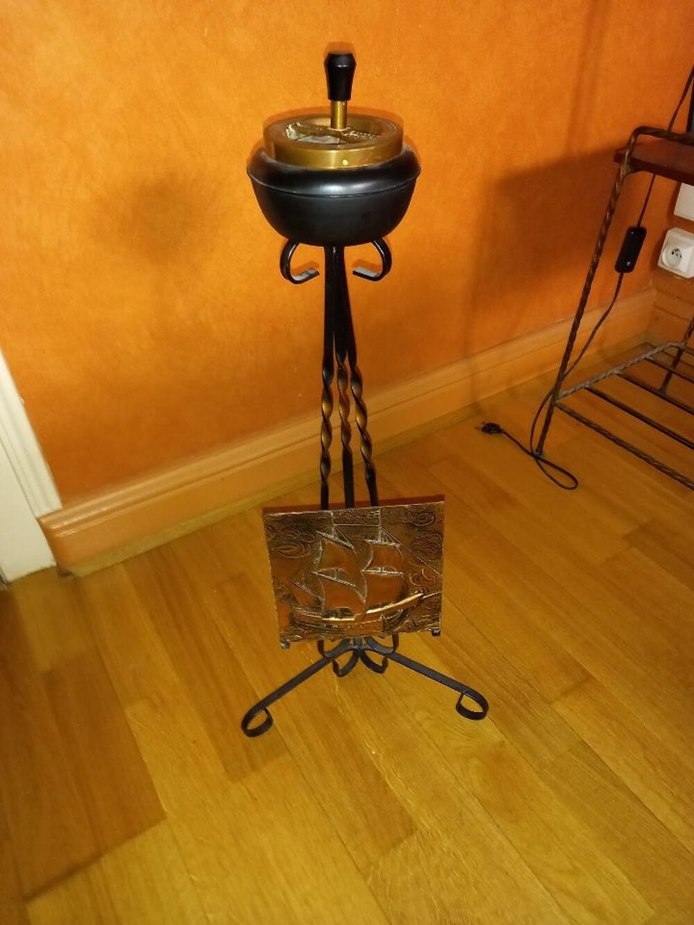 Cendrier porte-journaux sur pied Décoration