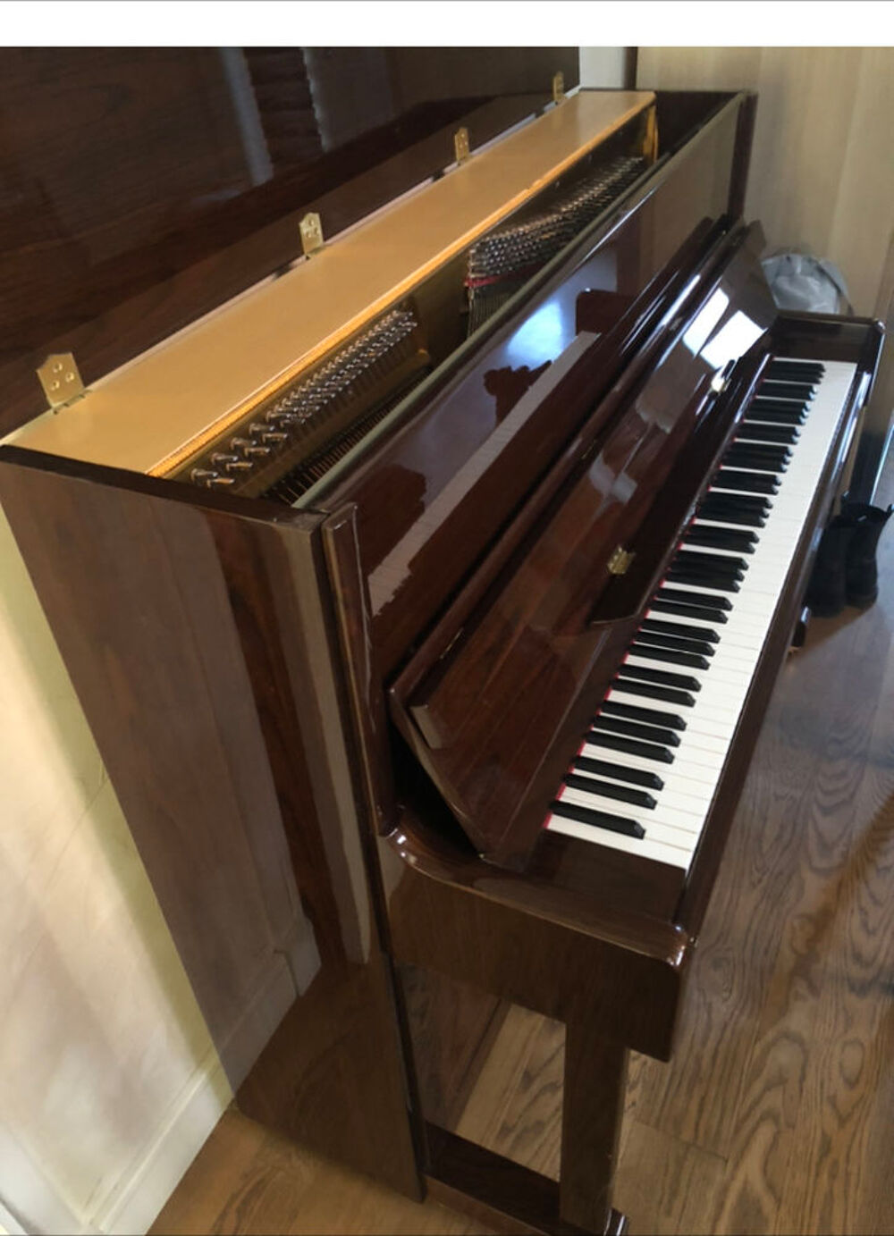 Piano droit WILH.STEINMANN, et son si&egrave;ge. Instruments de musique