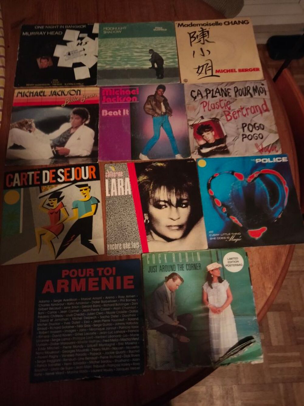 Lot de plus de 2.300 vinyles 45 tours artistes vari&eacute;s CD et vinyles