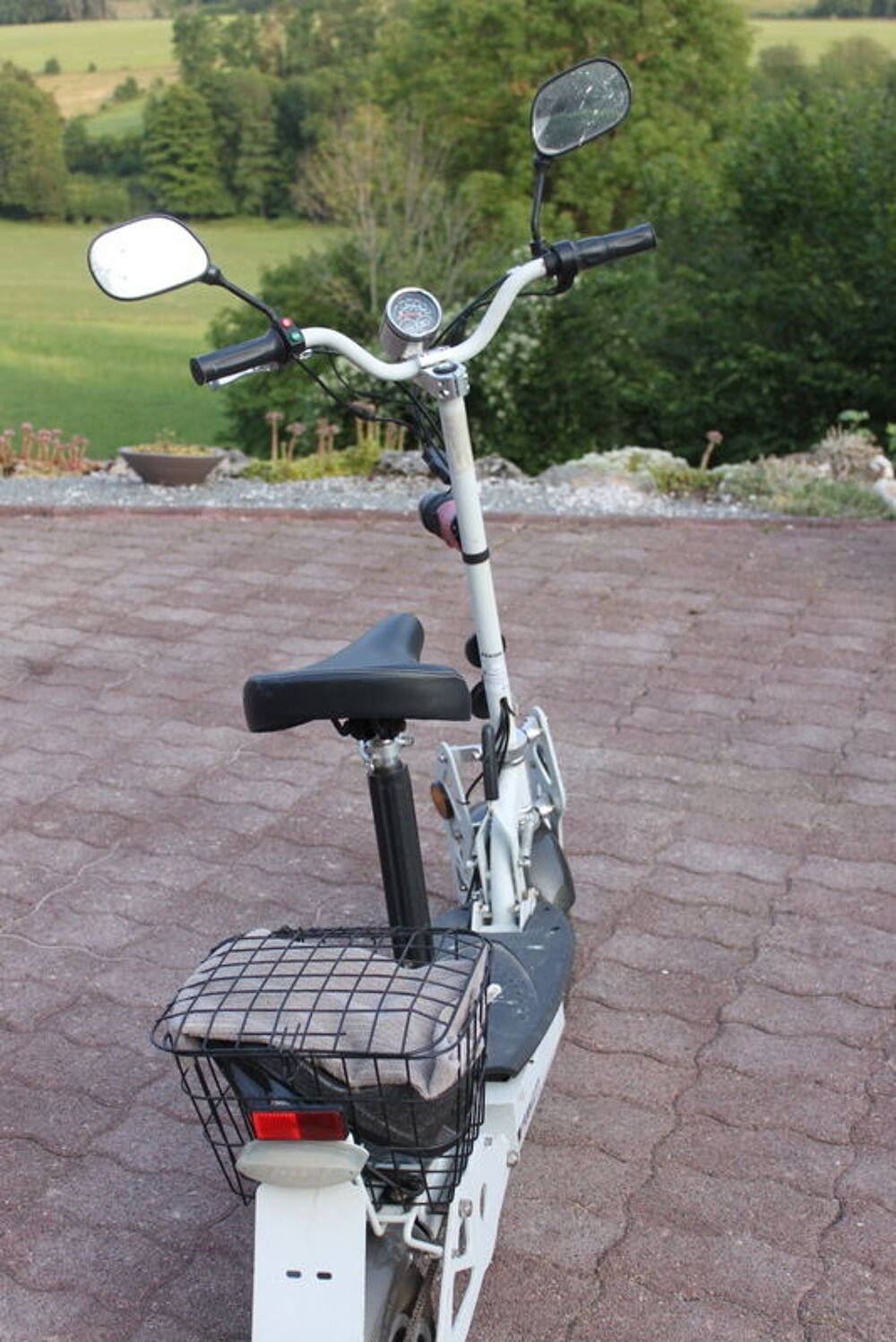 &eacute;lektro- scooter &agrave; c&eacute;d&eacute; Vélos