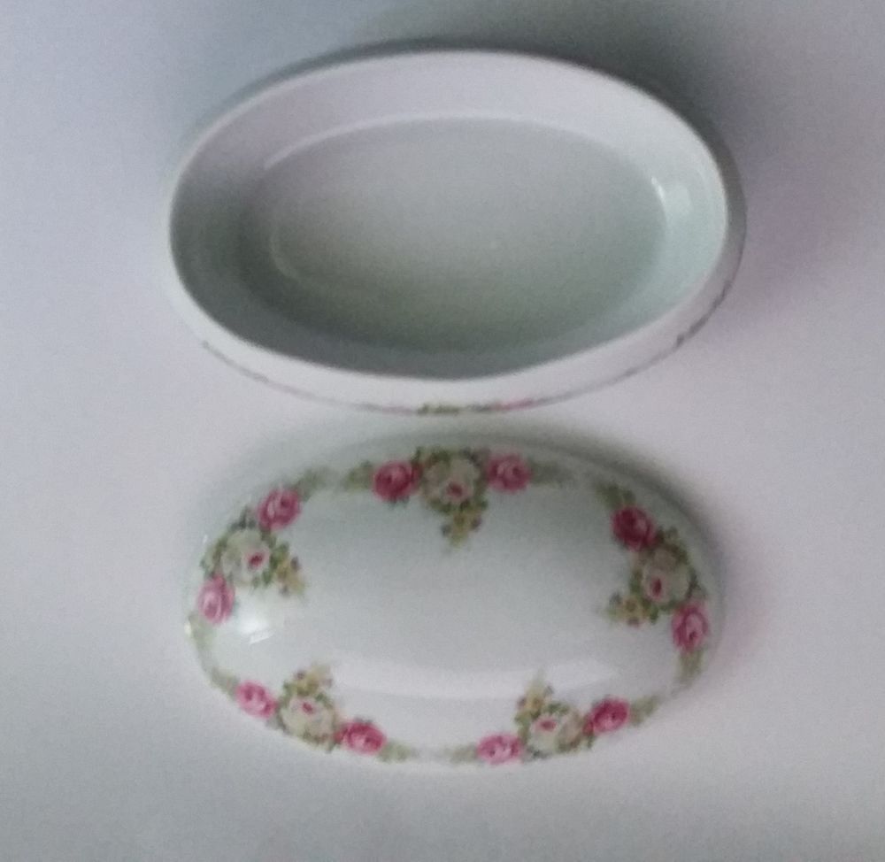 Bonbonni&egrave;re en porcelaine Art de Limoges Malevergne 