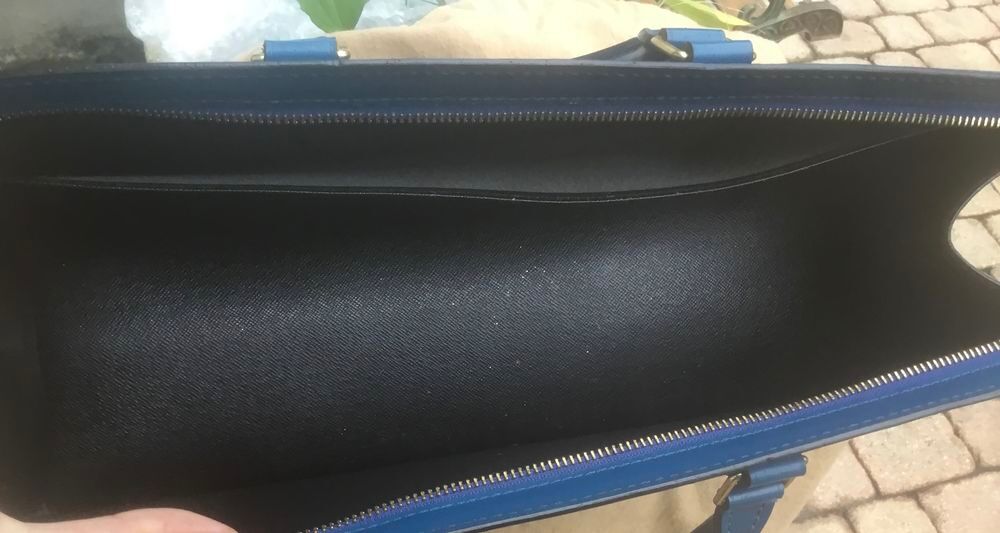 Sac Louis Vuitton mod&egrave;le triangle Maroquinerie