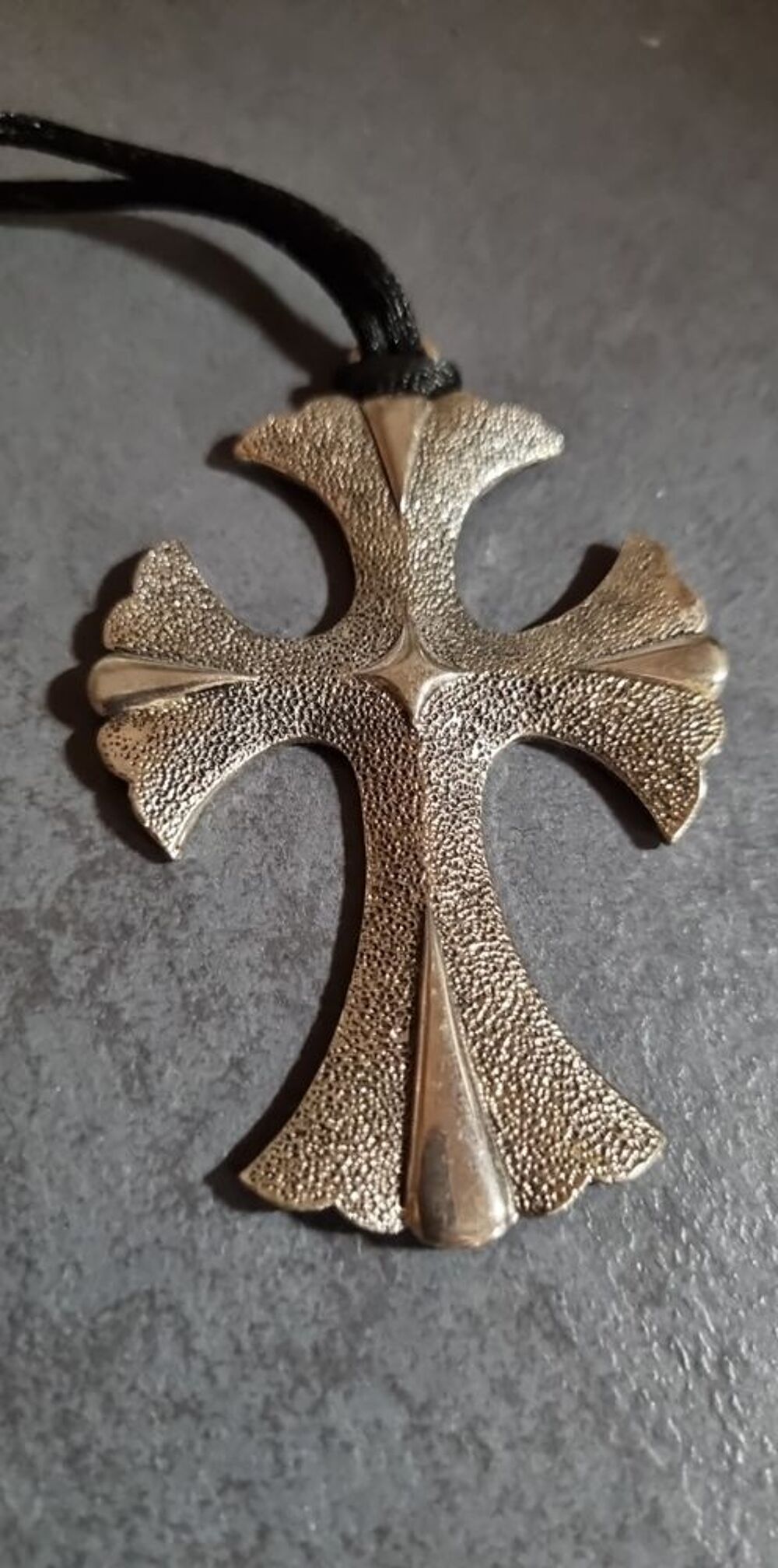 Tr&egrave;s jolie croix et son cordon en cuir Bijoux et montres