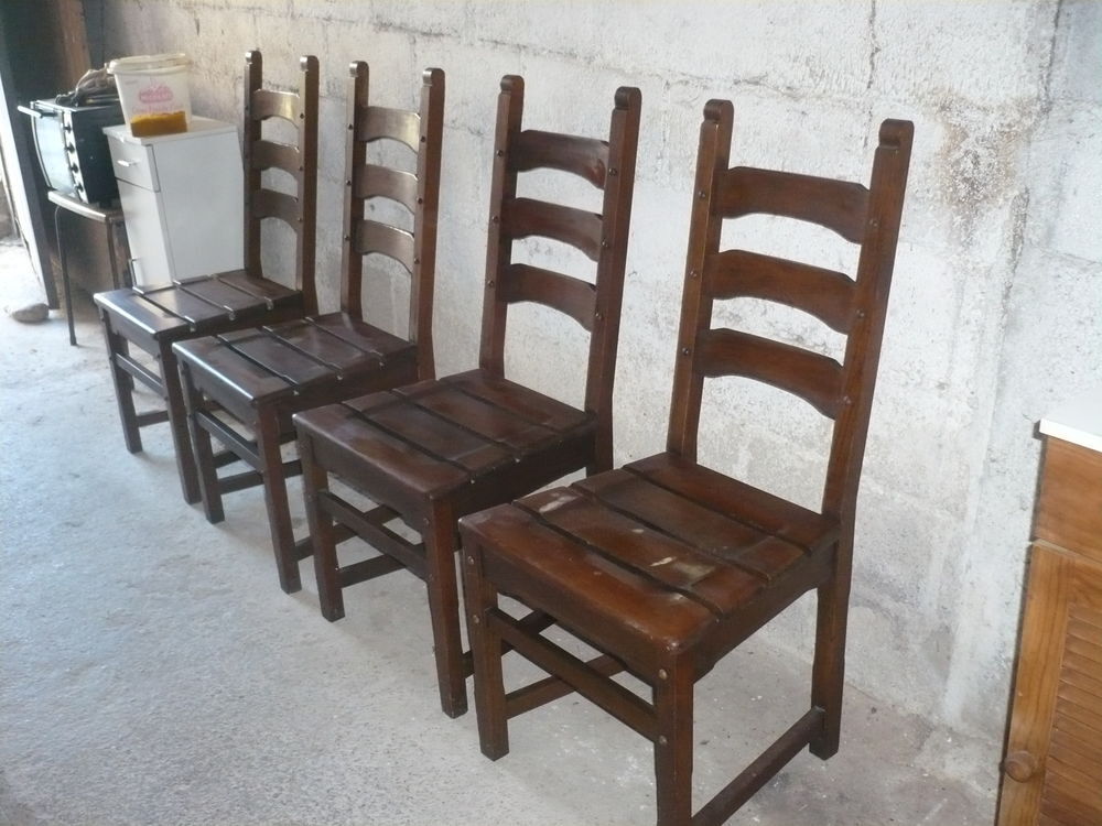 Chaises en bois massif. Meubles