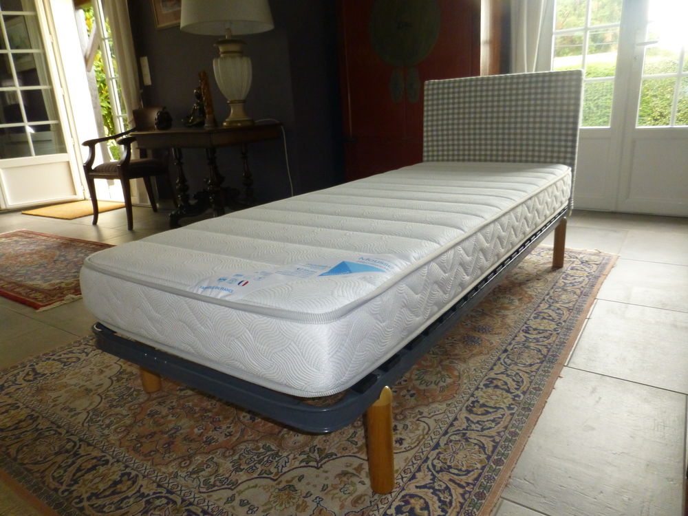 2 lits avec sommier, matelas, t&ecirc;tes de lits.
Meubles