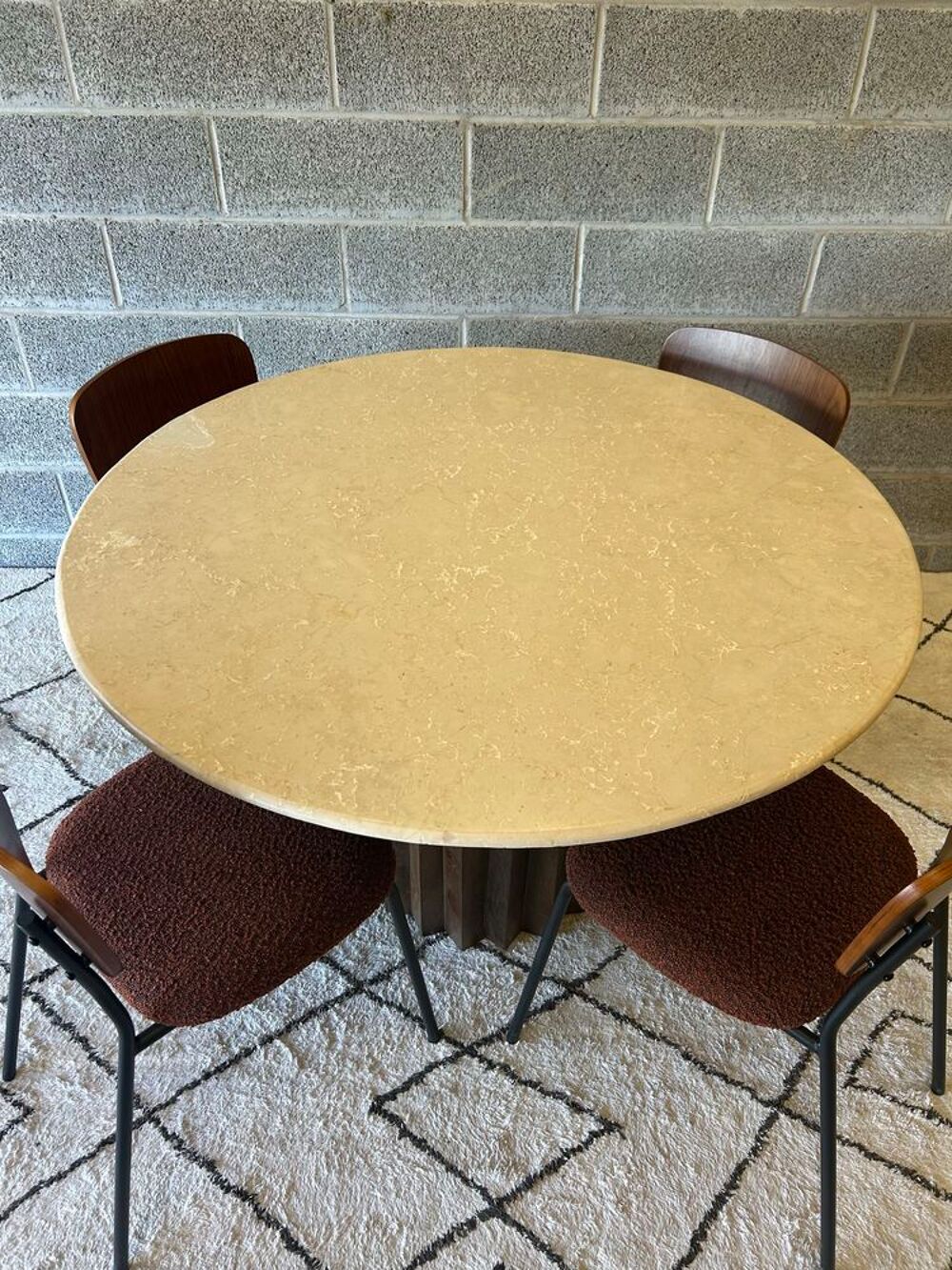 Table &agrave; manger ronde plateau en marbre et pieds en bois massif 4 places Meubles