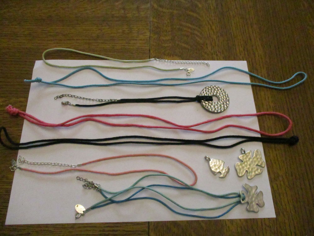 diff&eacute;rents cordons et sujets, bleus, noir, rose et belge Bijoux et montres