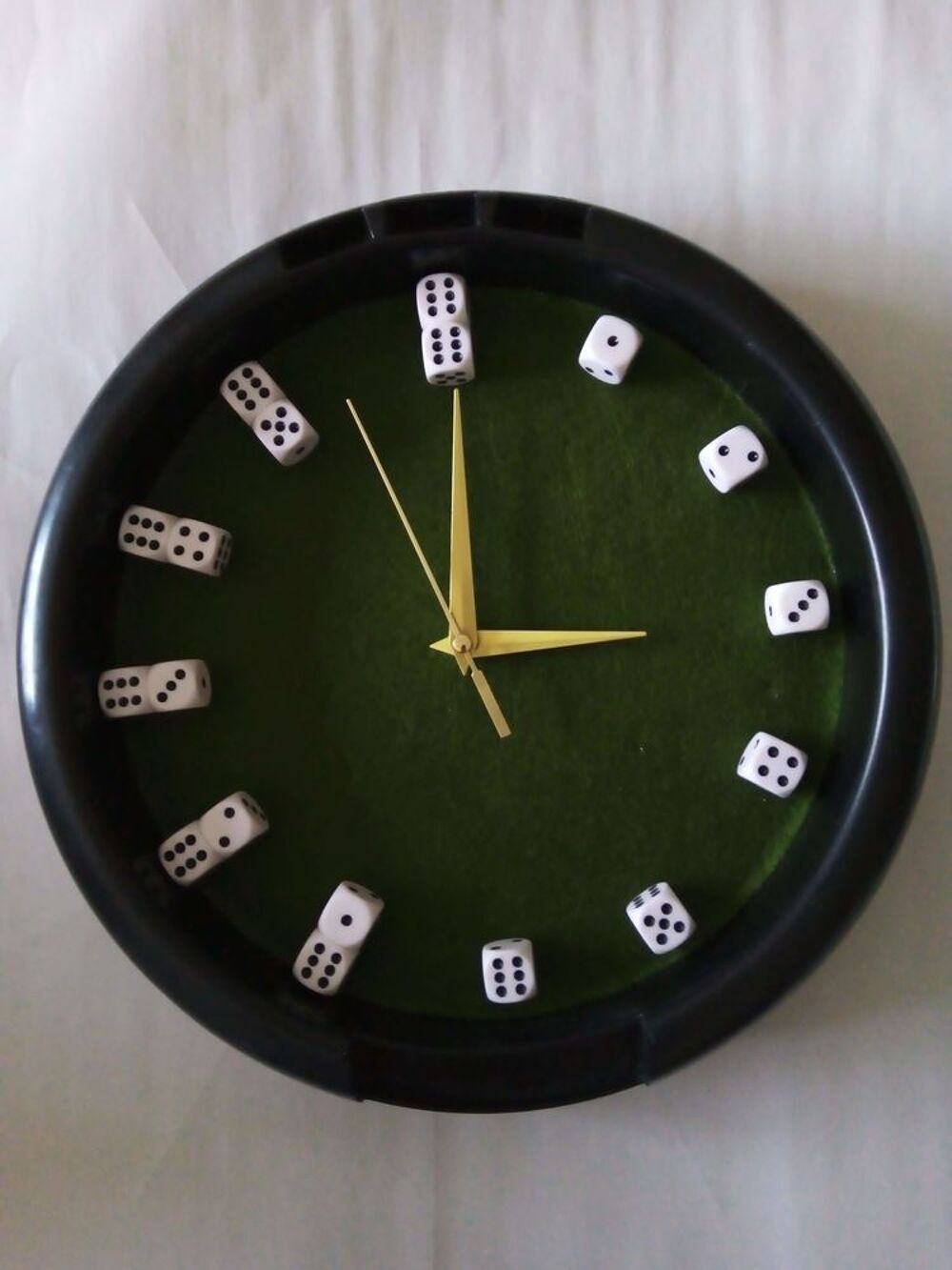 Horloge piste de d&eacute;s ronde plastique Décoration
