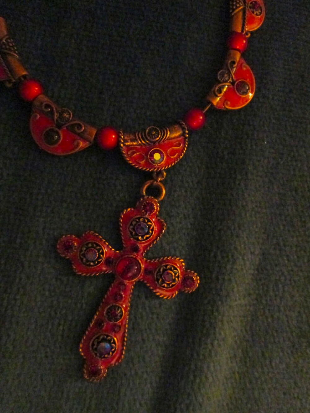 Collier pendentif croix &eacute;mail et strass rouge Bijoux et montres