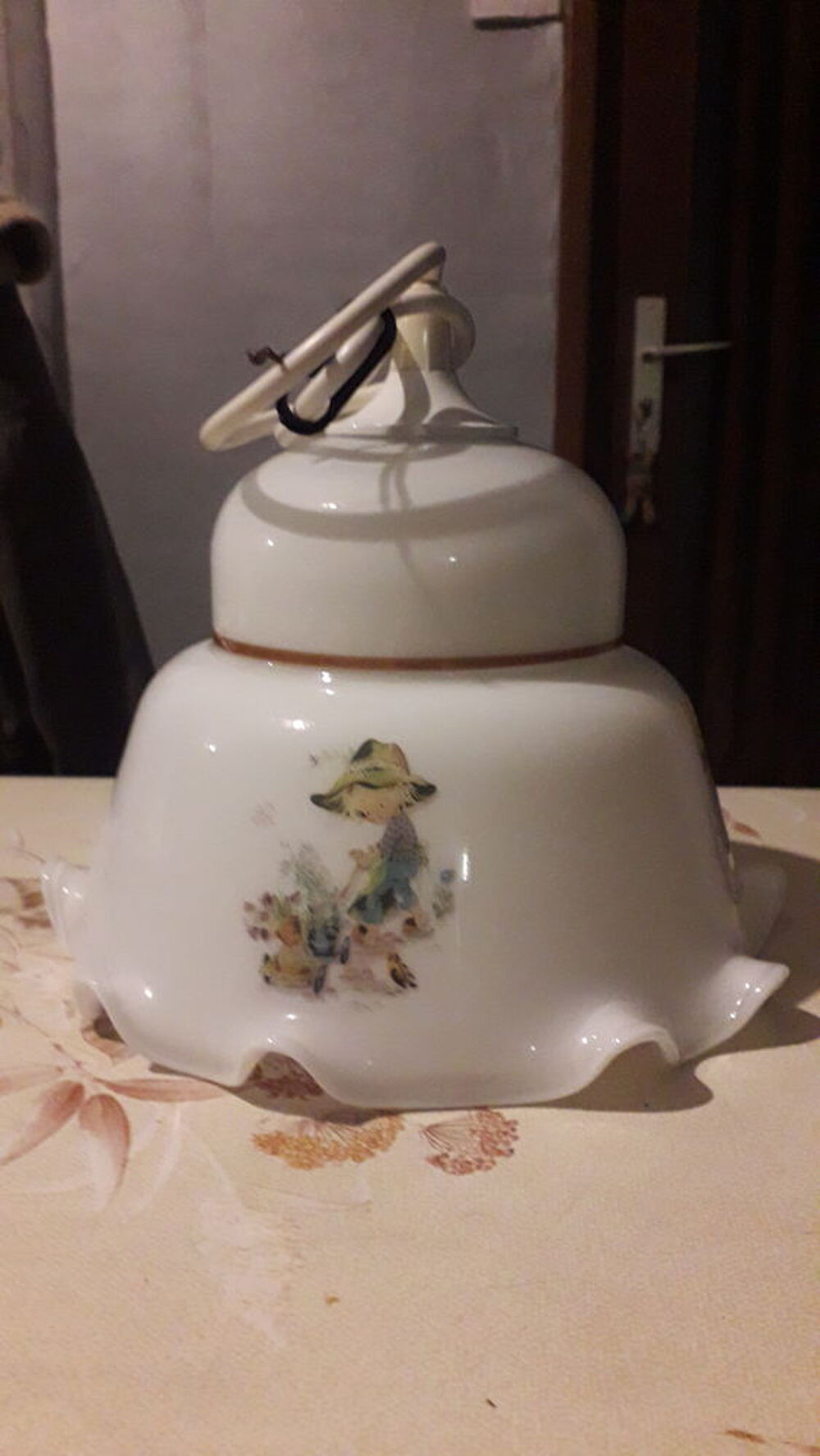 Ancien lustre abat-jour opaline. D�coration