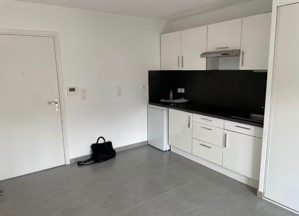 Location Appartement Studio avec terrasse et places de parking sous-sol Roquevaire